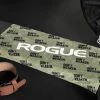 Rogue Fitness Rogue Don't Weaken Gym Towel -Rogue Fitness shop AT0109 H ex6v4u