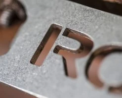 Rogue Fitness Rogue Bottle Opener -Rogue Fitness shop RA0642 WEB4 otnyhi